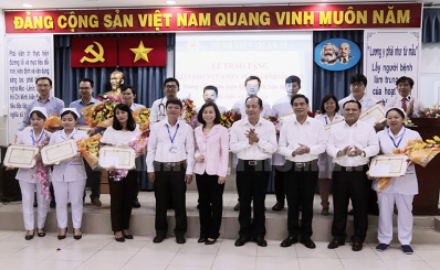 Thưởng nóng các y bác sĩ kịp thời cứu sống bệnh nhân bị đâm thủng tim